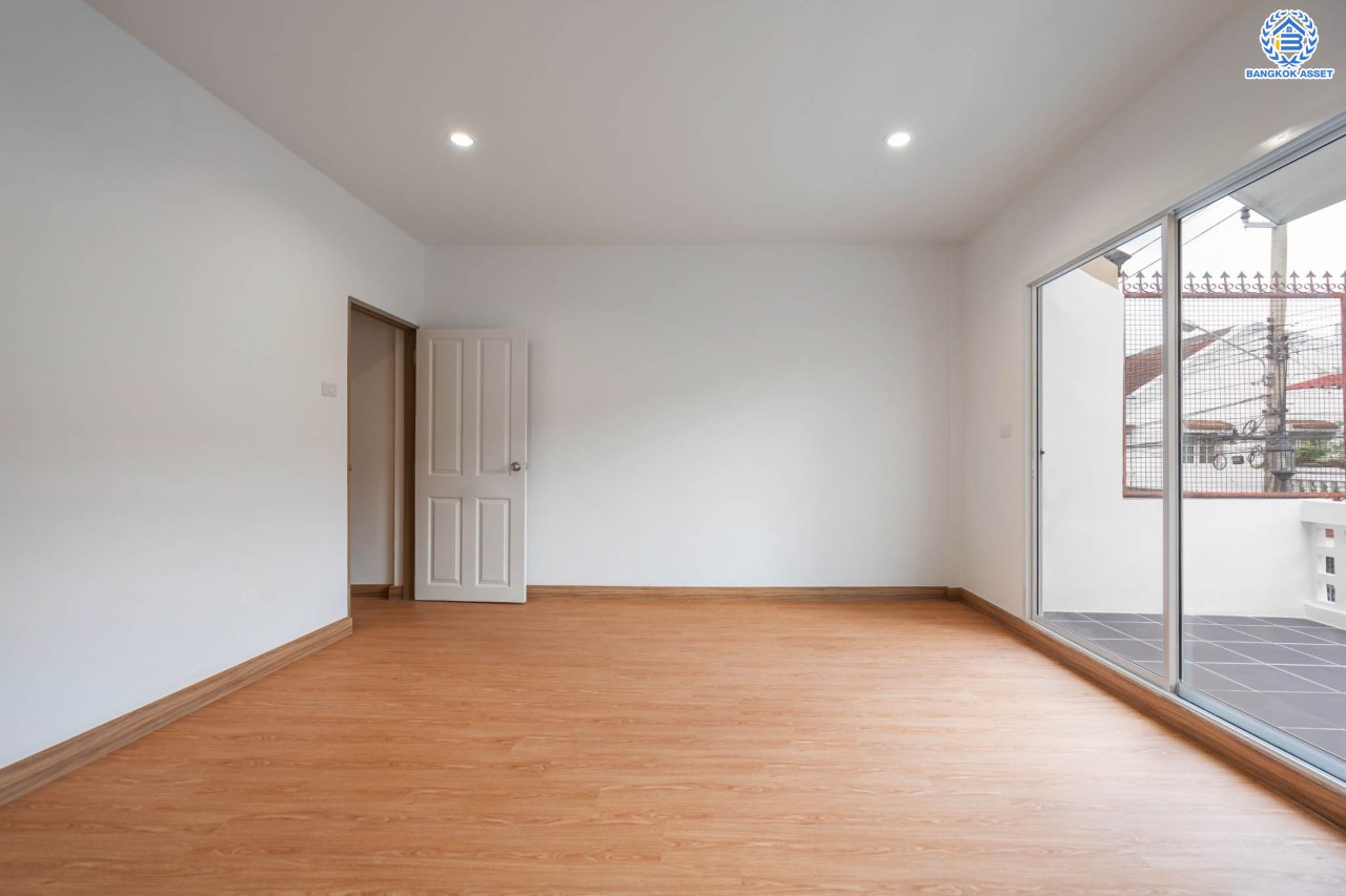 บ้านมือสองตกแต่งใหม่ ม.บัณฑิตโฮม ดอนเมือง เนื้อที่ 22.5 ตร.ว. ฟังก์ชัน 3 ห้องนอน 2 ห้องน้ำ จอดรถได้ 1 คัน บนทำเลศักยภาพ หน้าโครงการติดถนนวิภาวดี ใกล้สนามบินดอนเมือง ฟิวเจอร์พาร์ครังสิต, ม.รังสิต จุดขึ้นทางด่วน "โทลเวย์" และรถไฟฟ้าสายสีแดง "สถานีหลักหก"